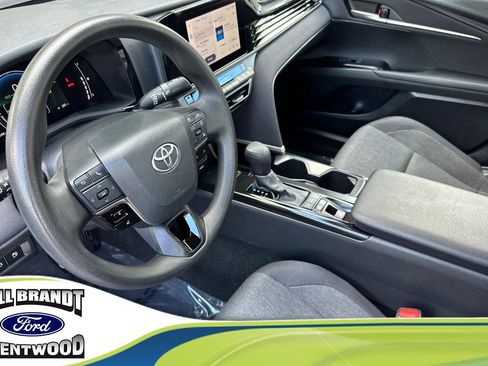 Used 2025 Toyota Camry LE image 3