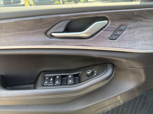 Used 2023 Jeep Grand Cherokee L Limited AWD/4WD image 10