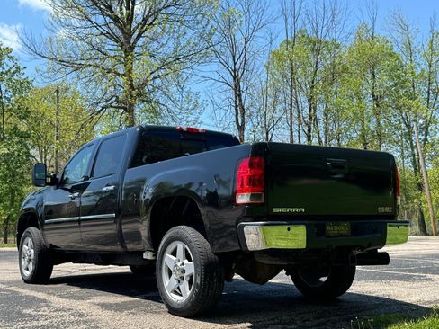 Used 2011 GMC Sierra 2500 Denali w/ Suspension Package, Off-Road AWD/4WD image 7