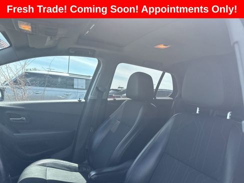 Used 2018 Chevrolet Trax LT w/ Sun & Sound Package FWD image 4