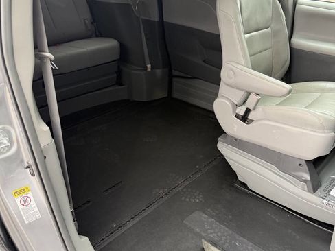 Used 2017 Toyota Sienna XLE image 30