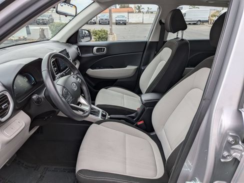 Used 2025 Hyundai Venue SEL FWD image 15