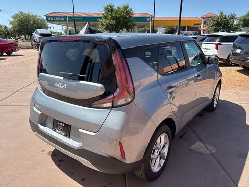 Certified 2025 Kia Soul LX w/ LX Technology Package FWD image 9