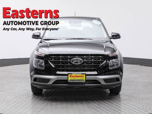 Used 2025 Hyundai Venue SE image 2