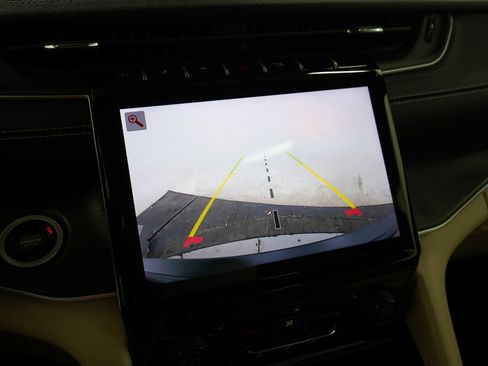 Used 2025 Jeep Grand Cherokee Limited AWD/4WD image 29