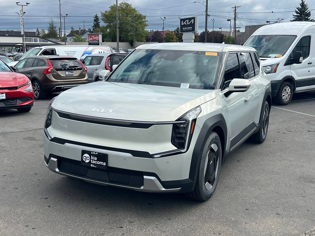 Certified 2024 Kia EV9 Light Long Range RWD image 3