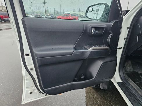 Used 2016 Toyota Tacoma TRD Off-Road image 16