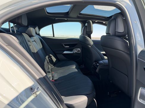 Used 2025 Mercedes-Benz E 350 4MATIC Sedan image 17