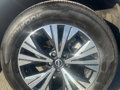 Used 2023 Nissan Rogue SV image 16