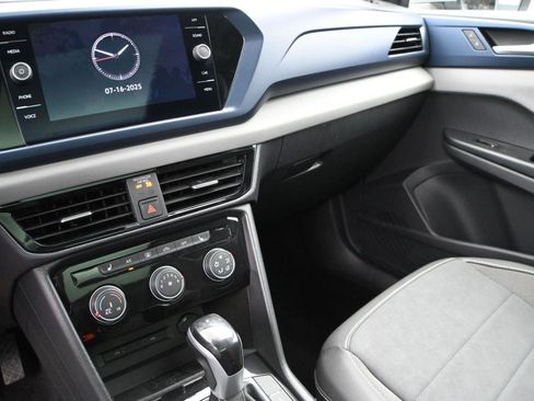 Used 2023 Volkswagen Taos SE w/ Panoramic Sunroof Package image 4