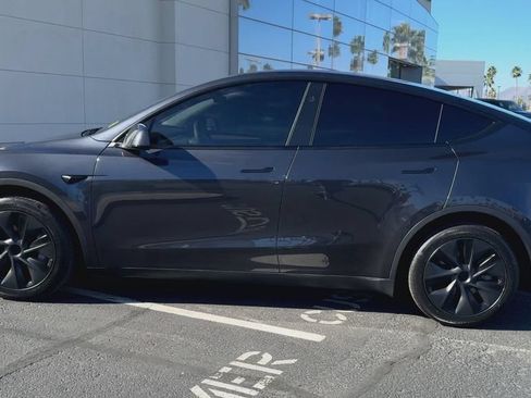 Used 2024 Tesla Model Y 2WD image 7