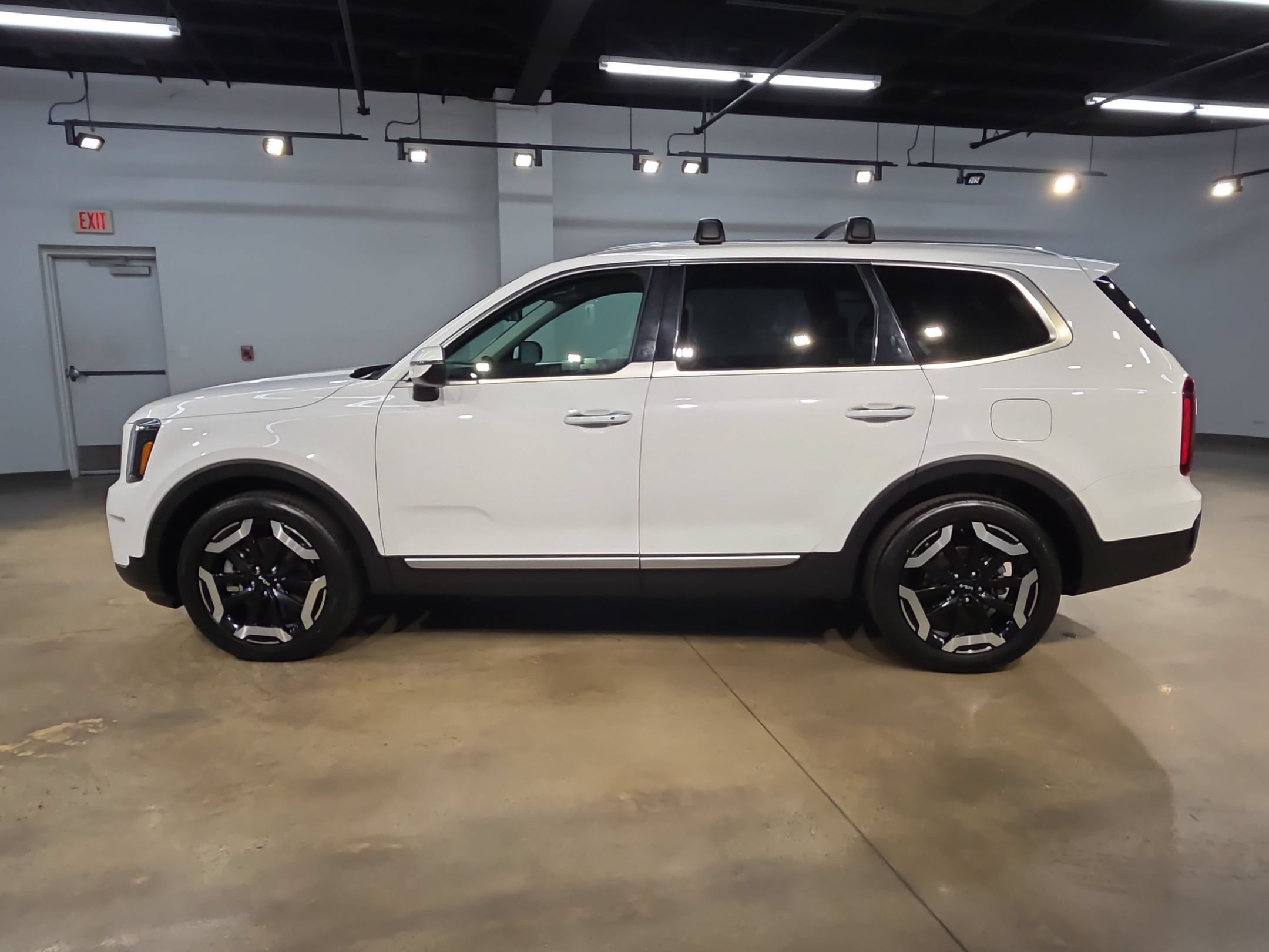 Used 2025 Kia Telluride S AWD/4WD image 4