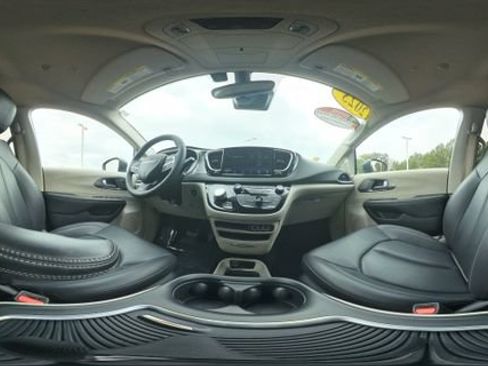 Used 2023 Chrysler Pacifica Touring-L FWD image 22
