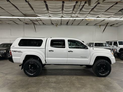 Used 2015 Toyota Tacoma 4x4 Double Cab w/ TRD Off-Road Package image 2