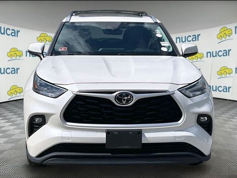 Used 2021 Toyota Highlander XLE AWD/4WD image 2