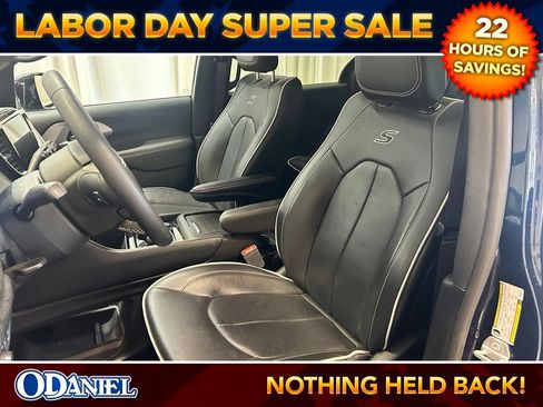 Used 2025 Chrysler Pacifica Premium FWD image 5