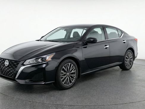 Used 2025 Nissan Altima 2.5 SV FWD image 3