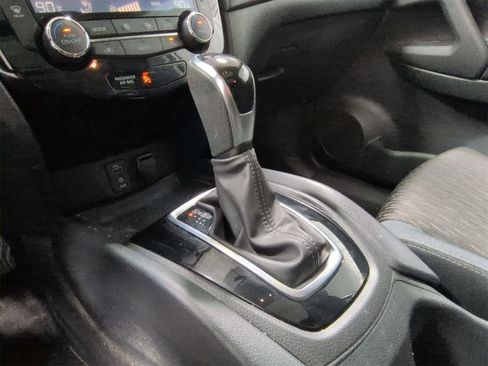 Used 2017 Nissan Rogue SV w/ Sun & Sound Touring Package image 32