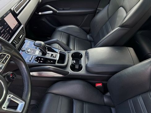 Certified 2020 Porsche Cayenne Turbo AWD/4WD image 17