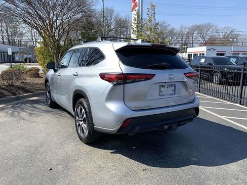 Used 2021 Toyota Highlander XLE image 6