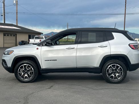 Used 2025 Jeep Compass Trailhawk w/ Trailer Tow Group AWD/4WD image 8