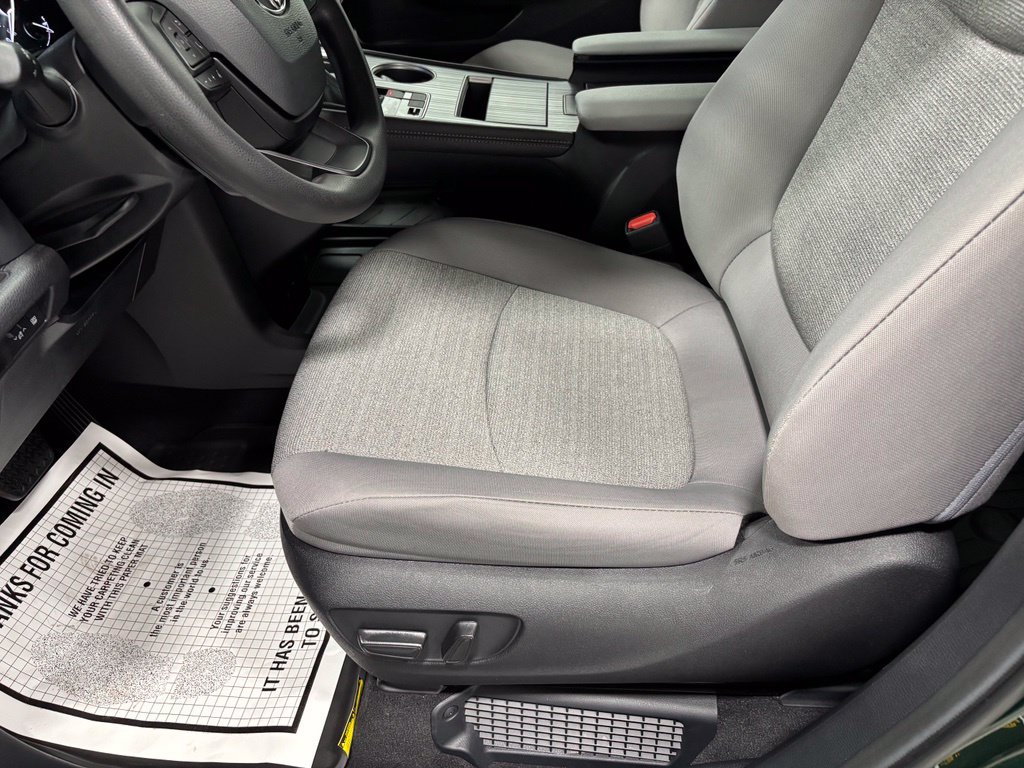 Used 2026 Toyota Sienna LE FWD image 13