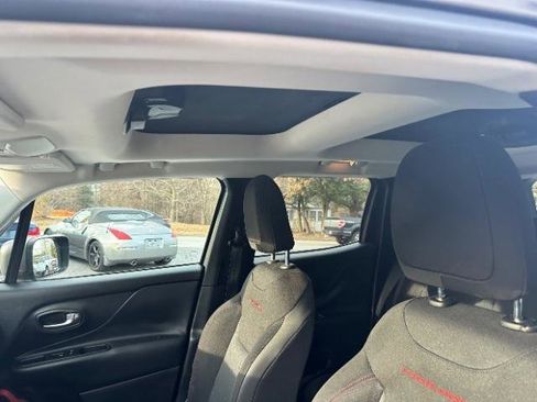 Used 2016 Jeep Renegade Trailhawk image 28
