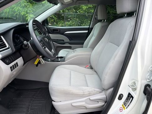 Used 2019 Toyota Highlander LE FWD image 11