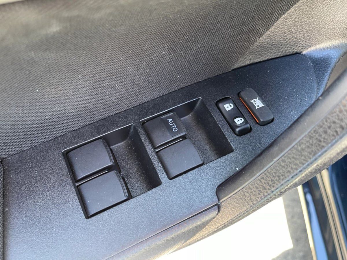 Used 2019 Toyota Corolla LE w/ Carpet Mat Package (TMS) FWD image 17