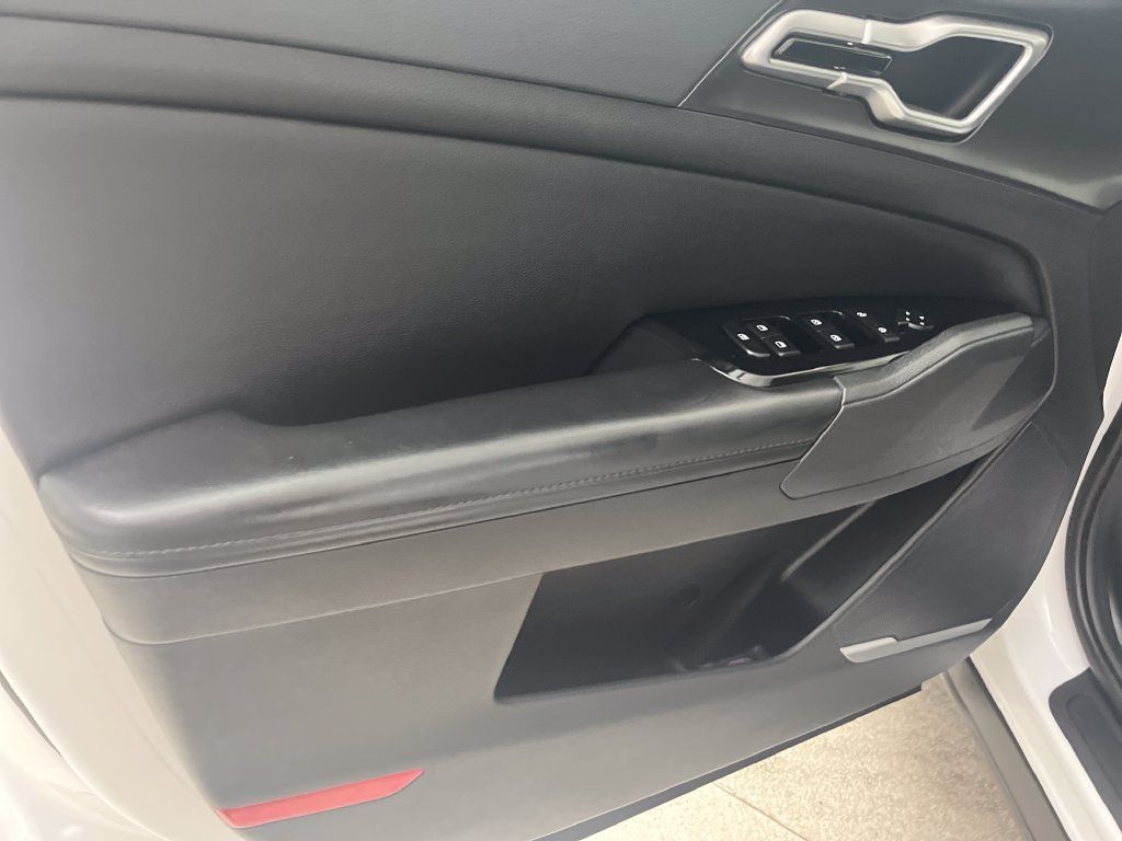 Used 2024 Kia Sportage EX AWD/4WD image 11