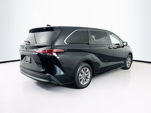 Used 2021 Toyota Sienna XLE image 9