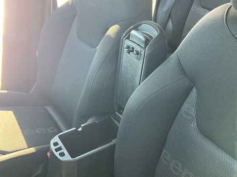 Used 2017 Jeep Renegade Latitude w/ Cold Weather Group image 19