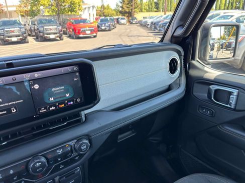 Used 2025 Jeep Wrangler Unlimited Sahara AWD/4WD image 30