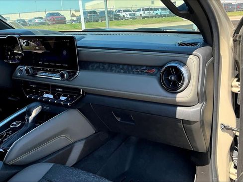 Used 2024 Chevrolet Colorado ZR2 w/ Technology Package image 17