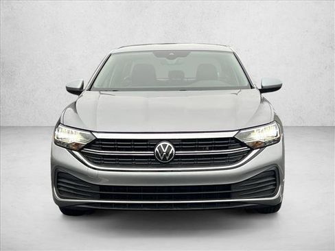 Used 2024 Volkswagen Jetta SE FWD image 2