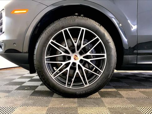Used 2025 Porsche Cayenne image 11