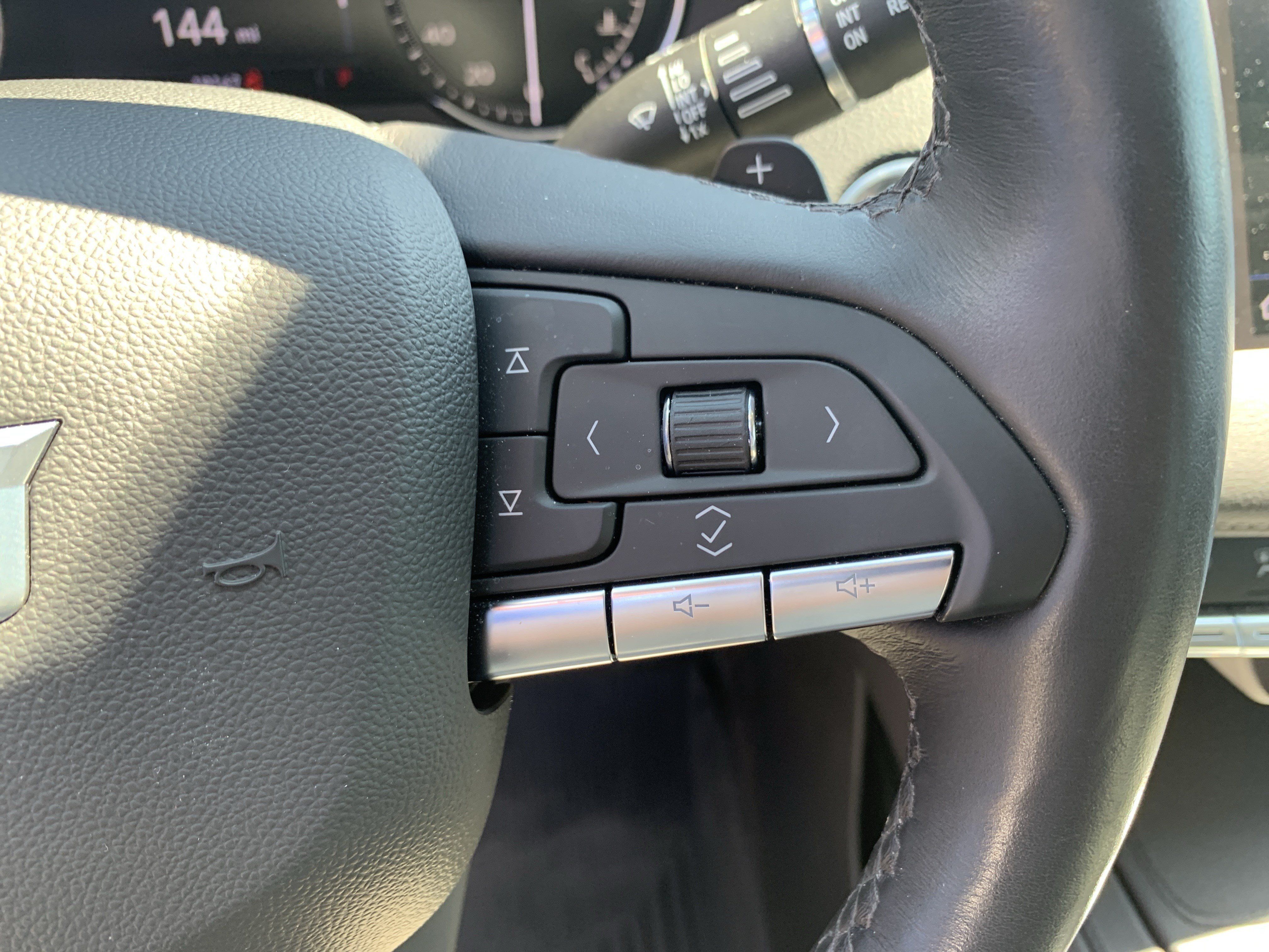 Used 2023 Cadillac XT4 Luxury w/ Cold Weather Package FWD image 20
