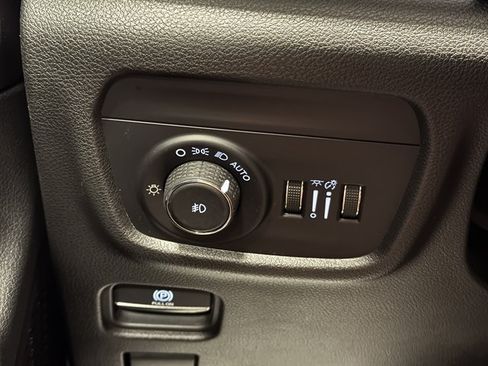 Used 2023 Jeep Grand Cherokee L Limited w/ Black Appearance Package AWD/4WD image 32