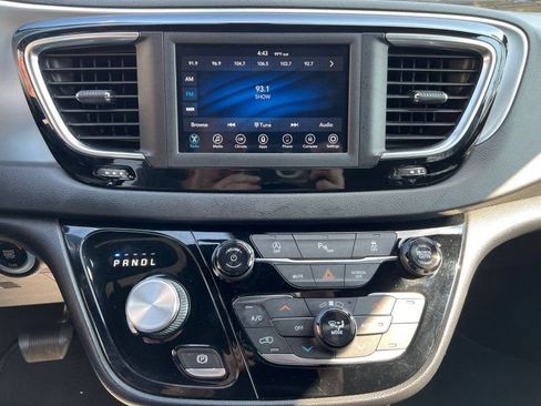 Used 2020 Chrysler Pacifica Touring w/ S Appearance Package FWD image 16