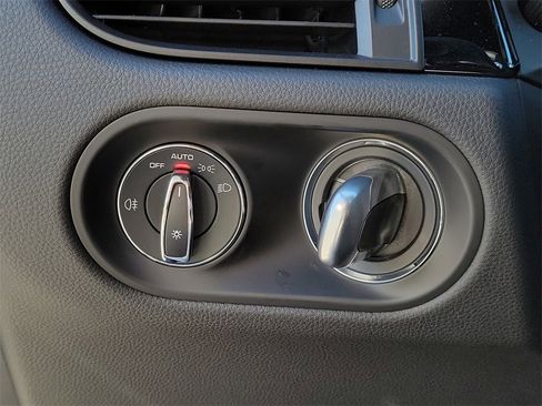 Certified 2024 Porsche Macan image 38