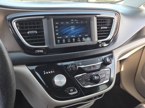 Used 2020 Chrysler Voyager Lxi FWD image 19