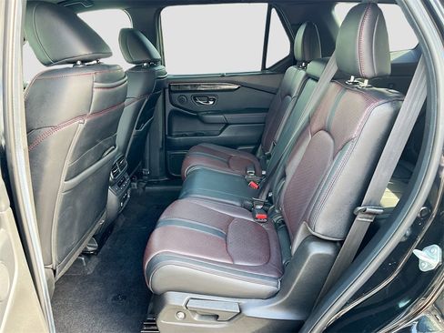 Used 2025 Honda Pilot Black Edition image 24
