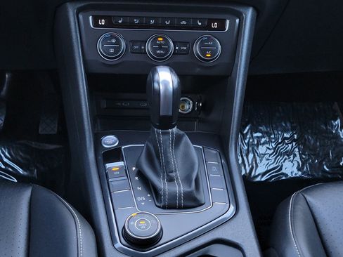 Used 2021 Volkswagen Tiguan SE image 23