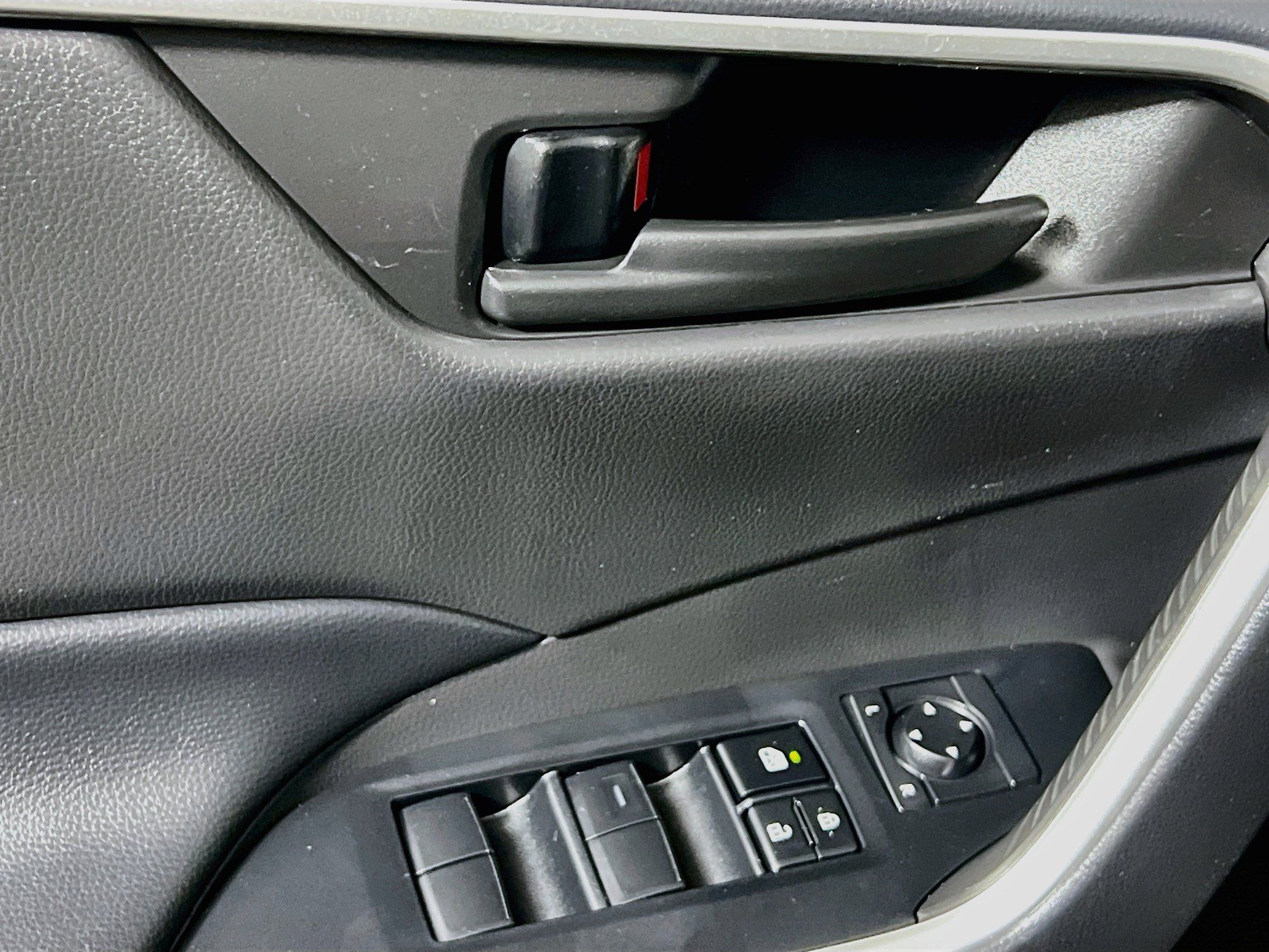 Used 2022 Toyota RAV4 LE AWD/4WD image 16