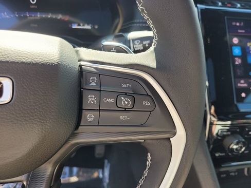 New 2025 Jeep Grand Cherokee Altitude image 30