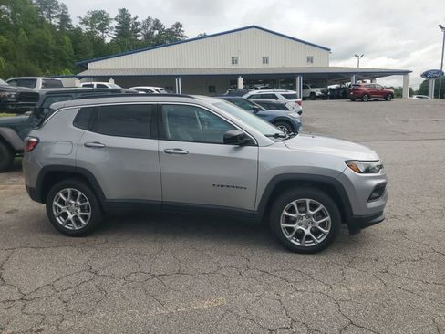 Used 2022 Jeep Compass Latitude AWD/4WD image 5