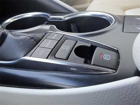 Used 2019 Toyota Camry XLE image 20