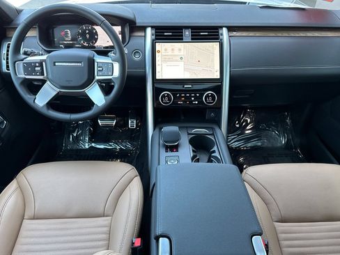 Used 2025 Land Rover Discovery Dynamic SE AWD/4WD image 14