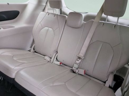 Used 2021 Chrysler Pacifica Touring-L FWD image 12