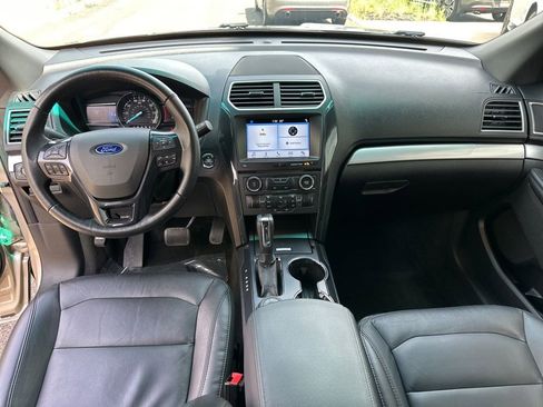 Used 2017 Ford Explorer XLT w/ Equipment Group 202A AWD/4WD image 39
